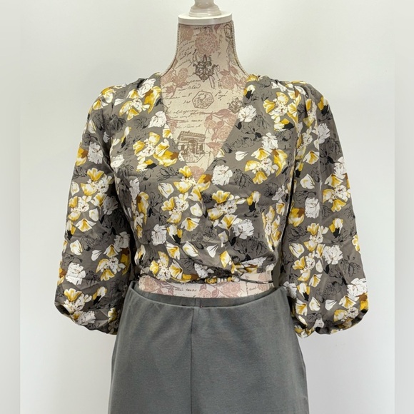 ASTR the LABEL Gray and yellow floral surplice puff sleeve crop top size XS - Picture 5 of 11